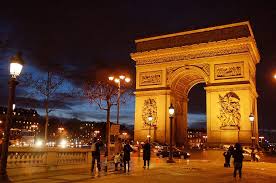 9月3日深夜，巴黎凯旋门（Arc de Triomphe）一柱面上被张贴多张亲俄/亲苏海报（A4，写有“向胜利的苏联士兵致谢”）。巴黎检方（parquet de Paris）以结伙破坏受保护文物并为外 - 图片1