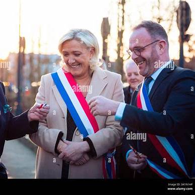 在埃南-博蒙（Hénin-Beaumont）政治返场集会上，马琳·勒庞（Marine Le Pen）呼吁立刻解散国民议会，称愿为实现政府“轮替”而“牺牲一切职位”。其本人因“欧盟议会助理案”在3月底被 - 图片2