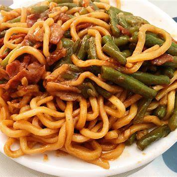 十分钟小厨｜豆角焖面（懒人一锅版）：面香菜香，一锅出 - 图片1