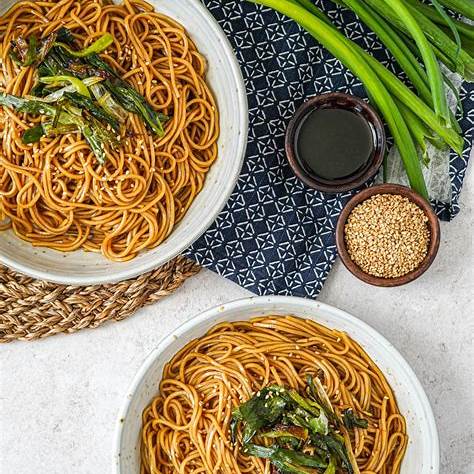 十分钟小厨｜葱油拌面：三样料就能香翻天 - 图片2