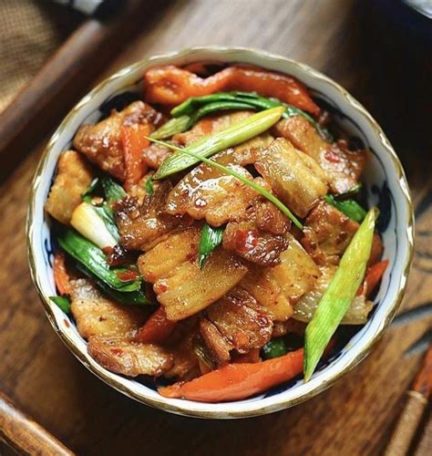 十分钟小厨｜回锅肉（快手薄切版）：锅气爆香，青蒜一拌就对了 - 图片1