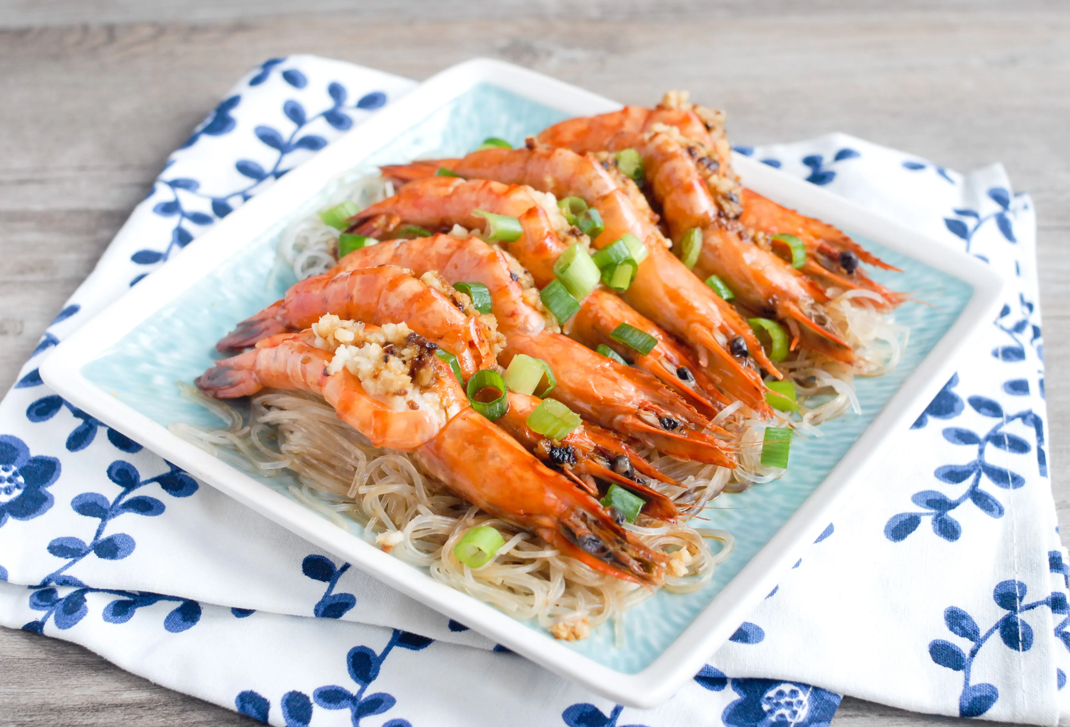 十分钟小厨｜蒜蓉粉丝蒸虾：鲜甜爆汁，粉丝把精华都吸了 - 图片1