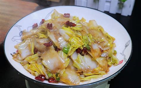 十分钟小厨｜醋溜白菜（脆爽酸香版）：先帮后叶、沿边下醋更够味 - 图片2