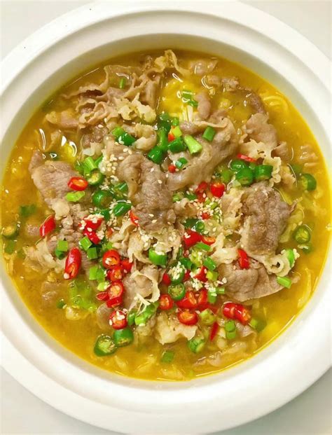 十分钟小厨｜酸汤肥牛（金汤酸辣版）：滚汤一涮就嫩，越喝越开胃 - 图片2