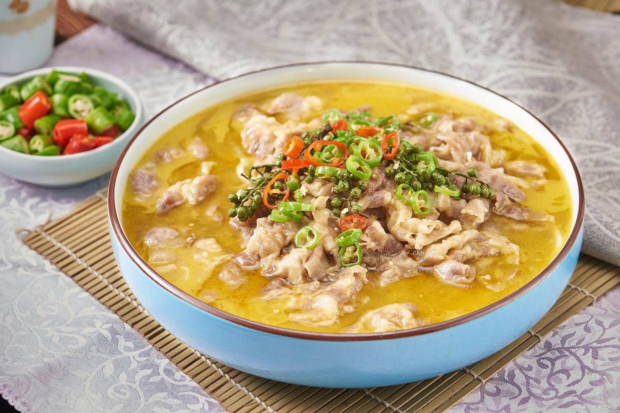 十分钟小厨｜酸汤肥牛（金汤酸辣版）：滚汤一涮就嫩，越喝越开胃 - 图片1