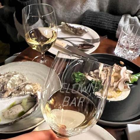 勺筷之间｜Clown Bar 测评：马戏瓷砖下的小盘与自然酒，怎么把人均 40–60€ 吃到刚刚好 - 图片1