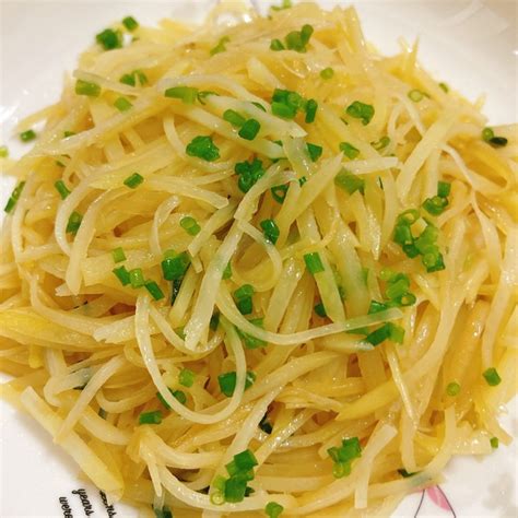 十分钟小厨｜酸辣土豆丝（脆爽不粘锅版）：沿边下醋，根根分明 - 图片2
