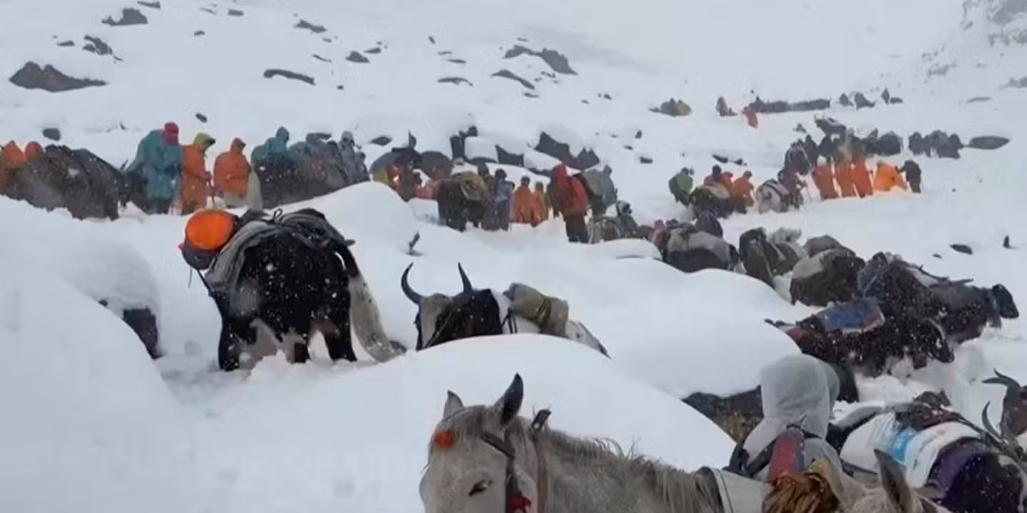 🏔️【珠峰惊魂】 西藏突遭暴雪风暴，1人遇难、逾500名登山客被困高原 - 封面图