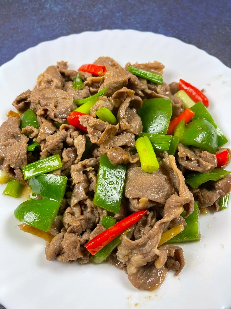 十分钟小厨｜葱爆羊肉（快炒不膻版）：葱香炸裂、羊片嫩到“嘭”🍖🧅 - 图片1