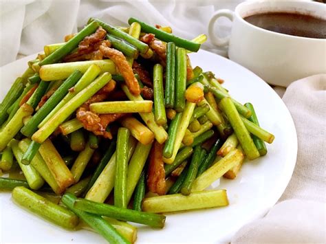 十分钟小厨｜蒜苔炒肉（脆爽爆香版）：蒜香顶满、肉嫩不柴🔥 - 图片2