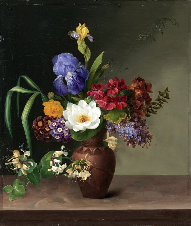 Vase i græsk stil med iris, syren og kaprifolium by Hermania Neergaard