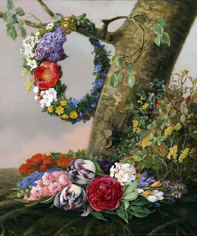 En buket blomster ved foden af et træ. På en gren hænger en blomsterkrans by Christine Løvmand