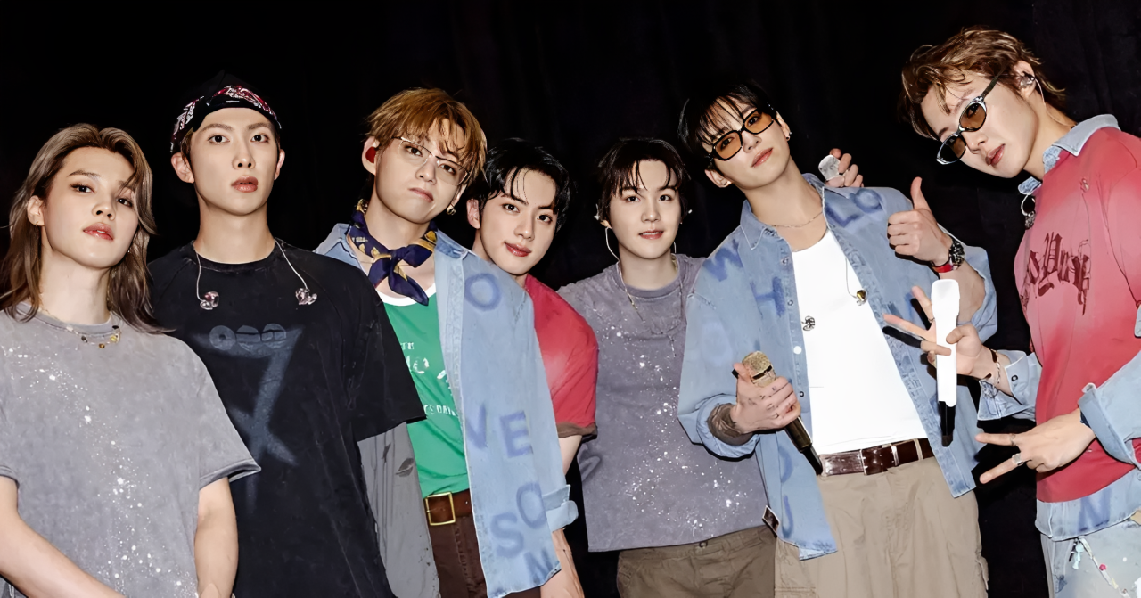 Integrantes do BTS juntos em foto de divulgação, com roupas casuais e microfone na mão de um deles