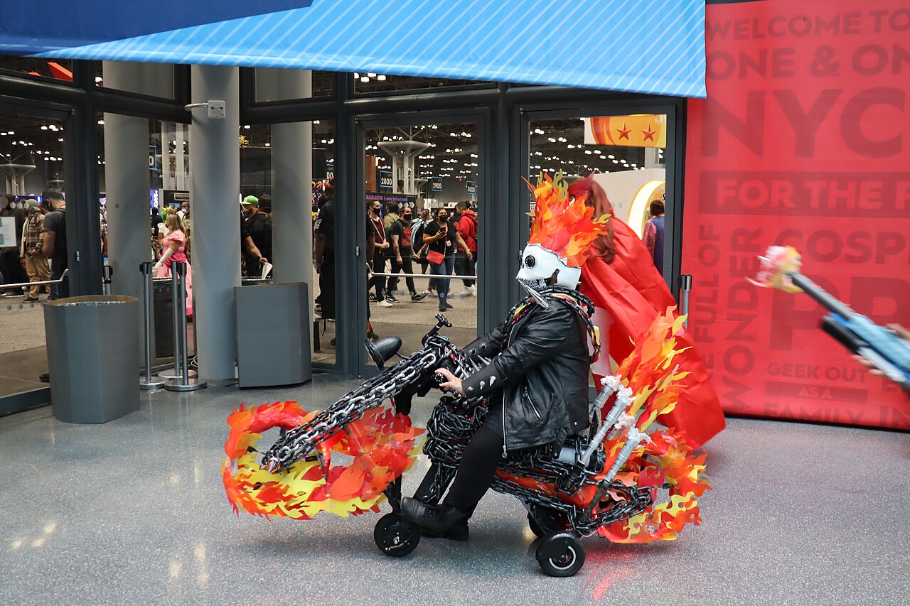 Cosplay de Ghost Rider em moto enfeitada de chamas e correntes na NYCC 2021, foto de fã, não do filme