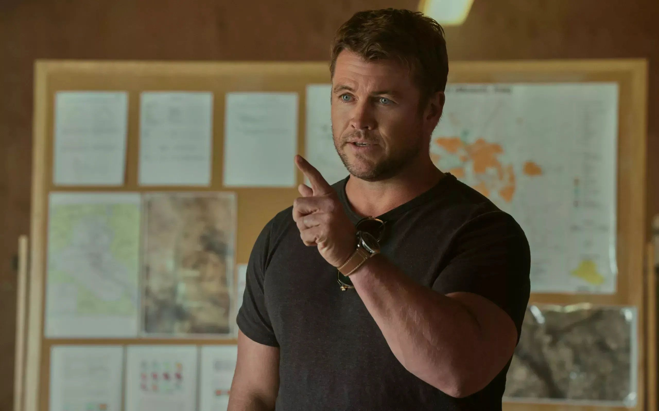 Luke Hemsworth em cena de The Terminal List: Dark Wolf, prequel da série do Prime Video