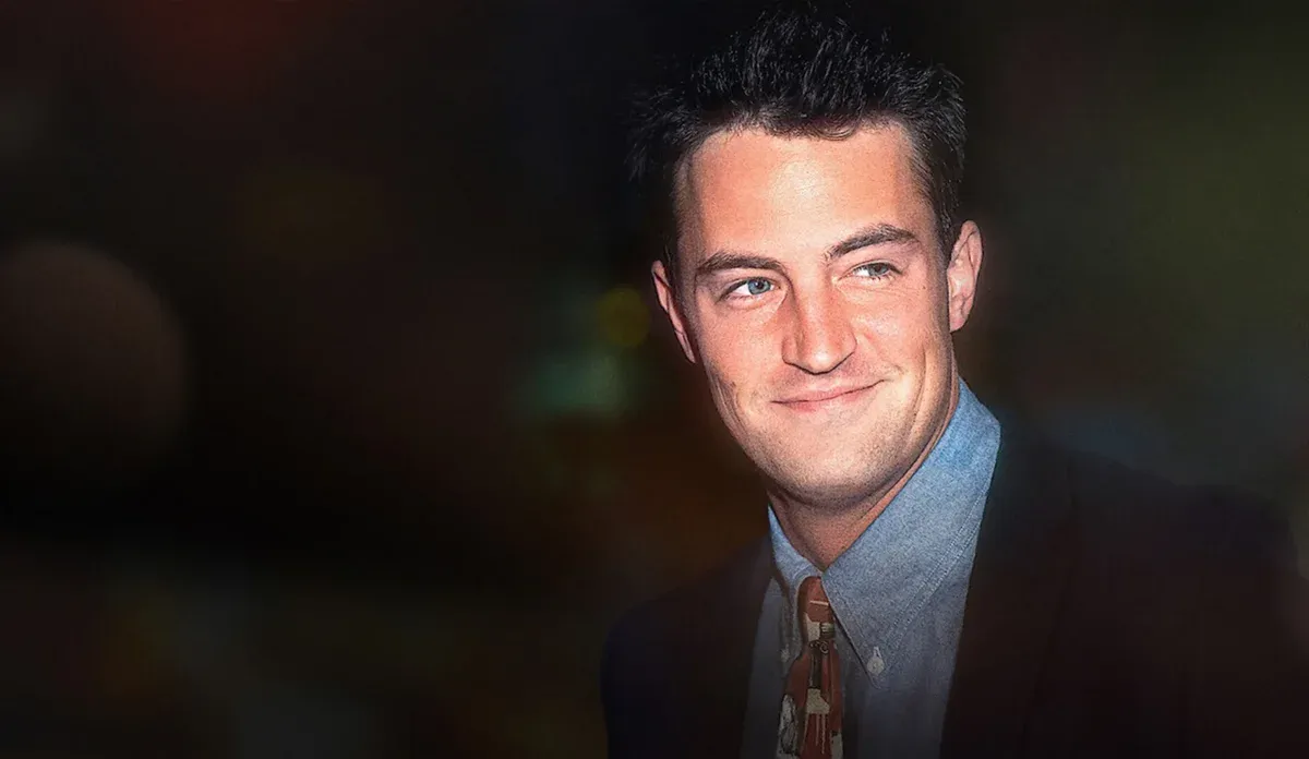 Matthew Perry em imagem de arquivo mostrada na divulgação da série documental da Netflix, com fundo escuro