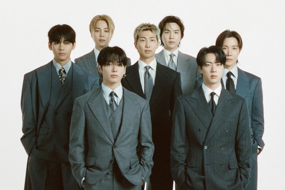 Integrantes do BTS posando de terno cinza sobre fundo branco em imagem de divulgação da era ARIRANG