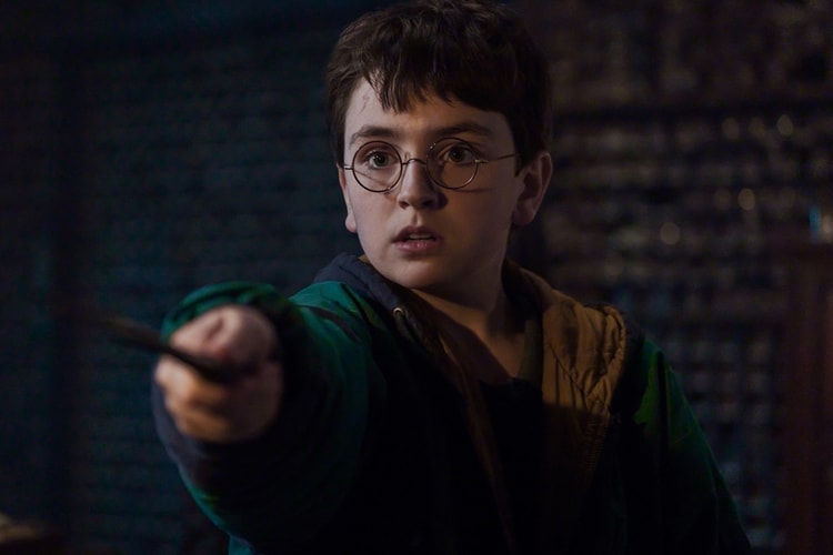 Dominic McLaughlin como Harry Potter, de óculos redondos, apontando a varinha em cena da série da HBO