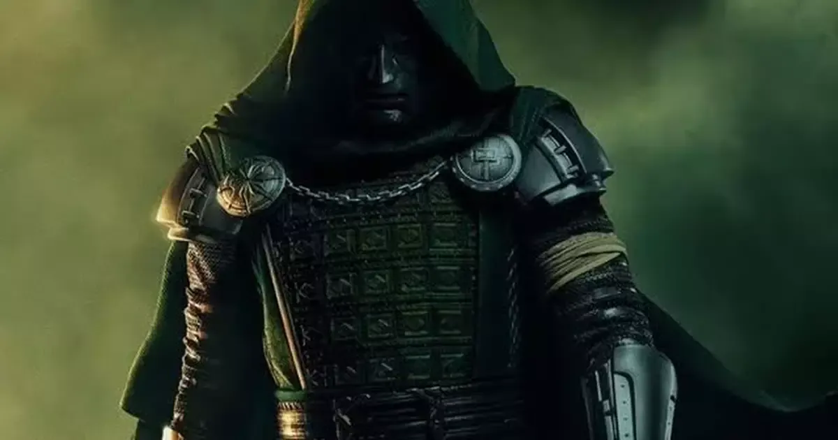 Doutor Destino de capuz verde e armadura sobre fundo esfumaçado, imagem usada na divulgação do filme da Marvel