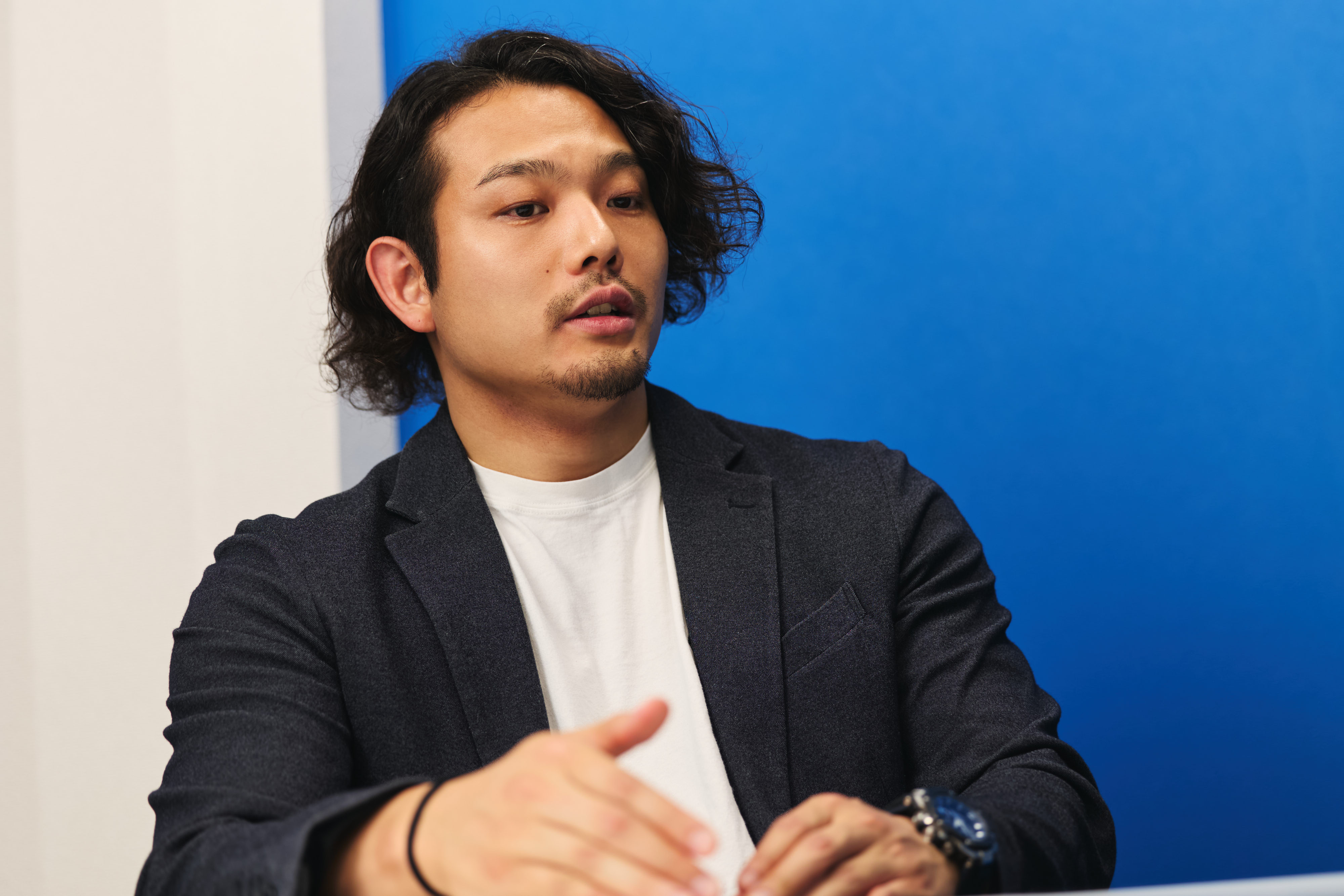 ワンネゴのインタビューに答える株式会社健生の佐藤常務