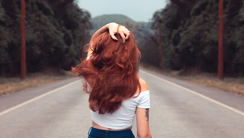 Femme Rousse Pinup Route Forêt