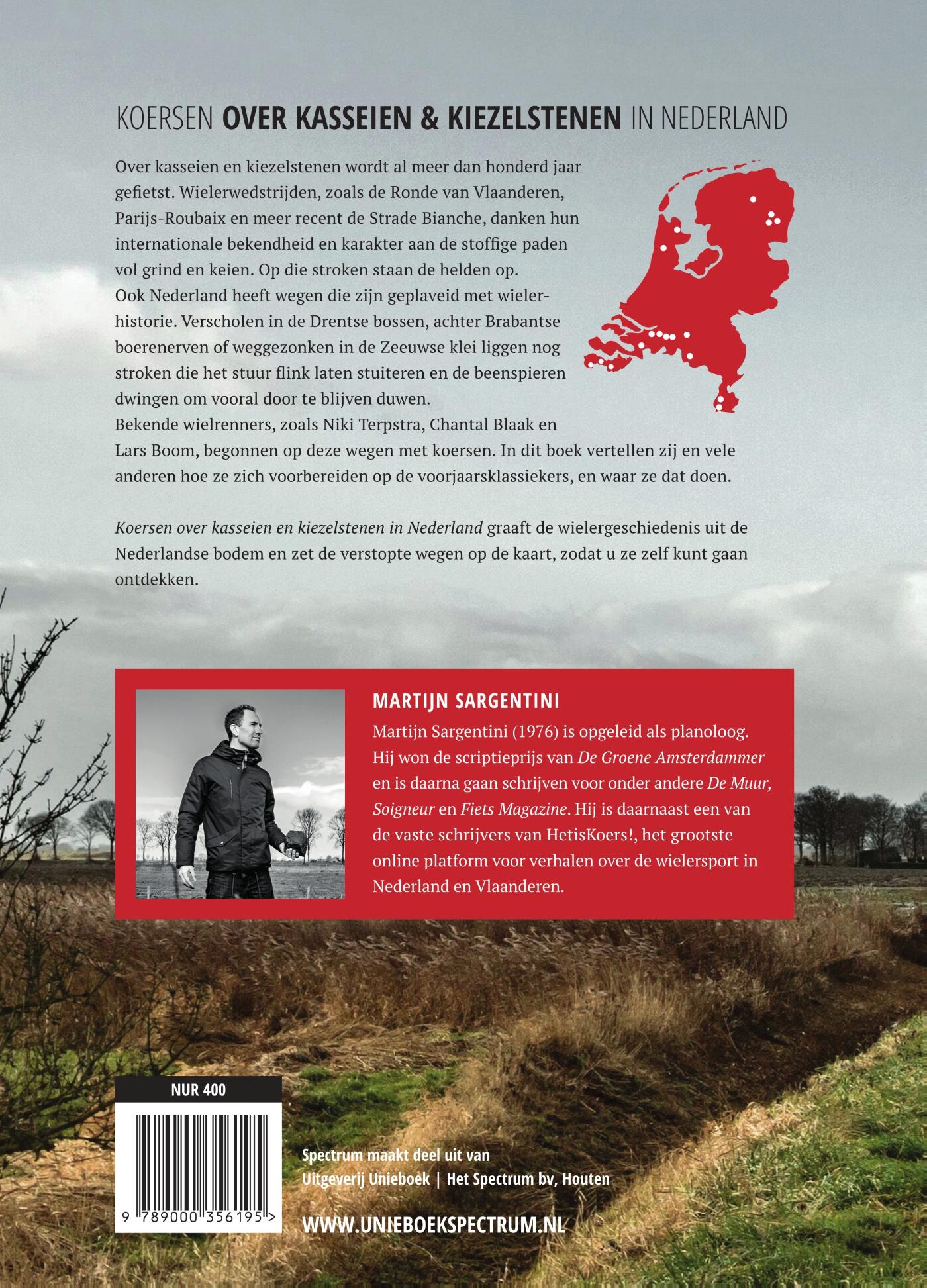 Achterkant van Koersen over kasseien & kiezelstenen in Nederland