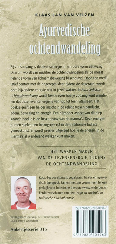Achterkant van Ayurvedische ochtendwandeling