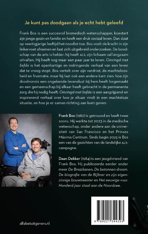 Achterkant van Omringd met liefde