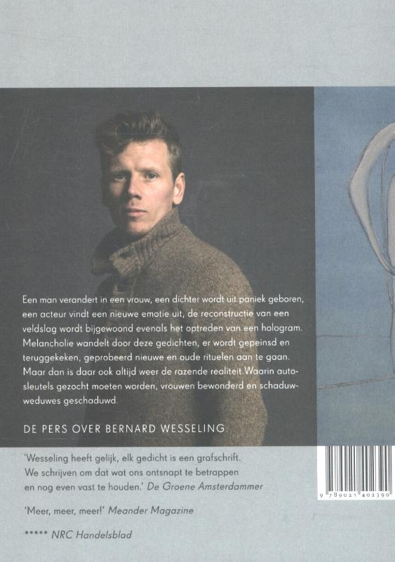 Achterkant van & de dag ligt open als een ei in zijn gebroken schaal
