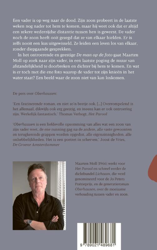 Achterkant van De man op de foto