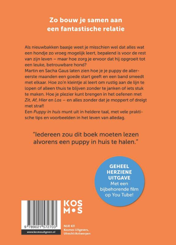 Achterkant van Een puppy in huis