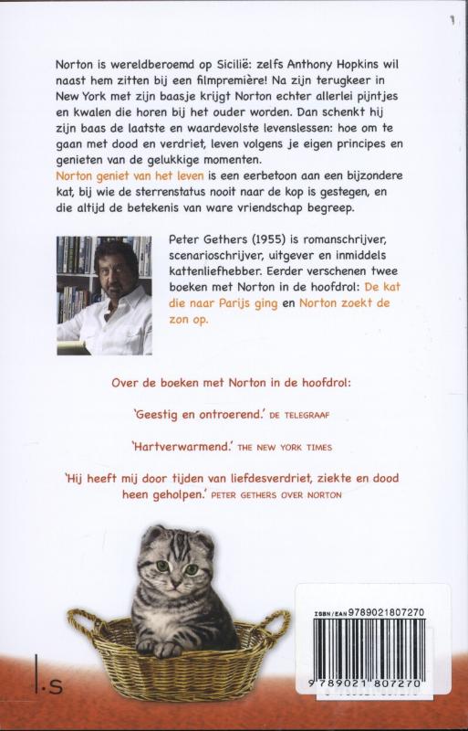 Achterkant van Norton geniet van het leven