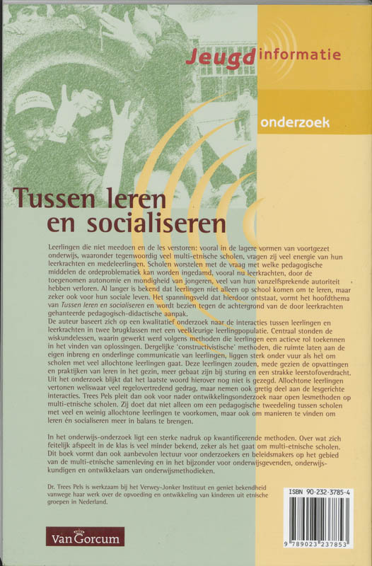 Achterkant van Tussen leren en socialiseren