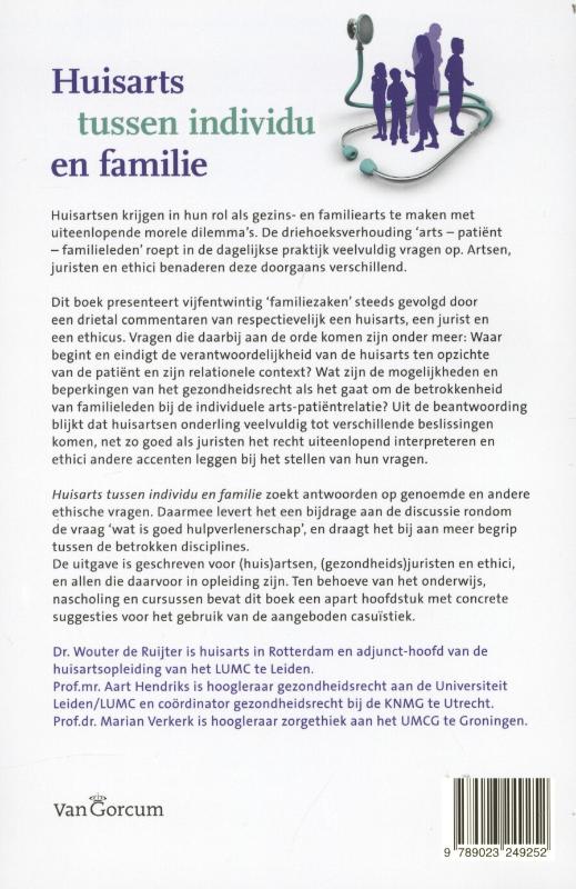 Achterkant van Huisarts tussen individu en familie