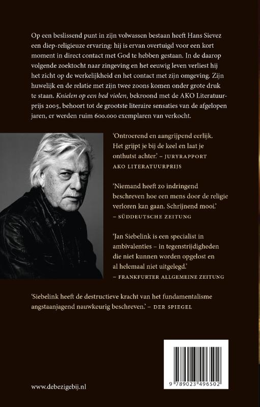 Achterkant van Knielen op een bed violen