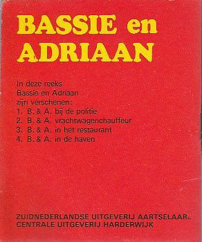 Achterkant van Bassie en adriaan by de politie