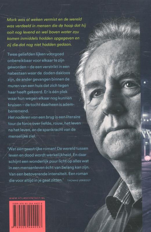 Achterkant van Het naderen van een brug