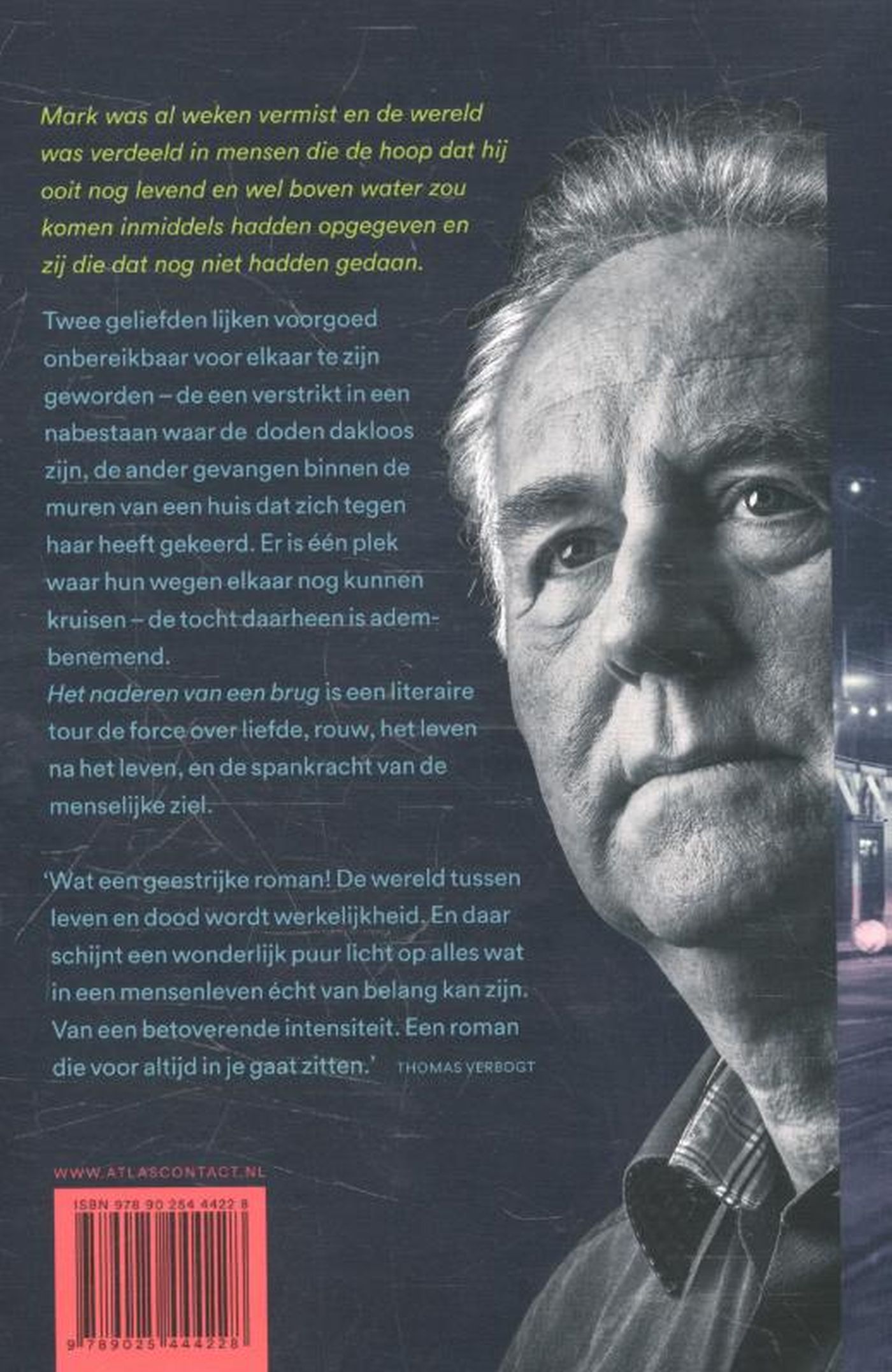Achterkant van Het naderen van een brug