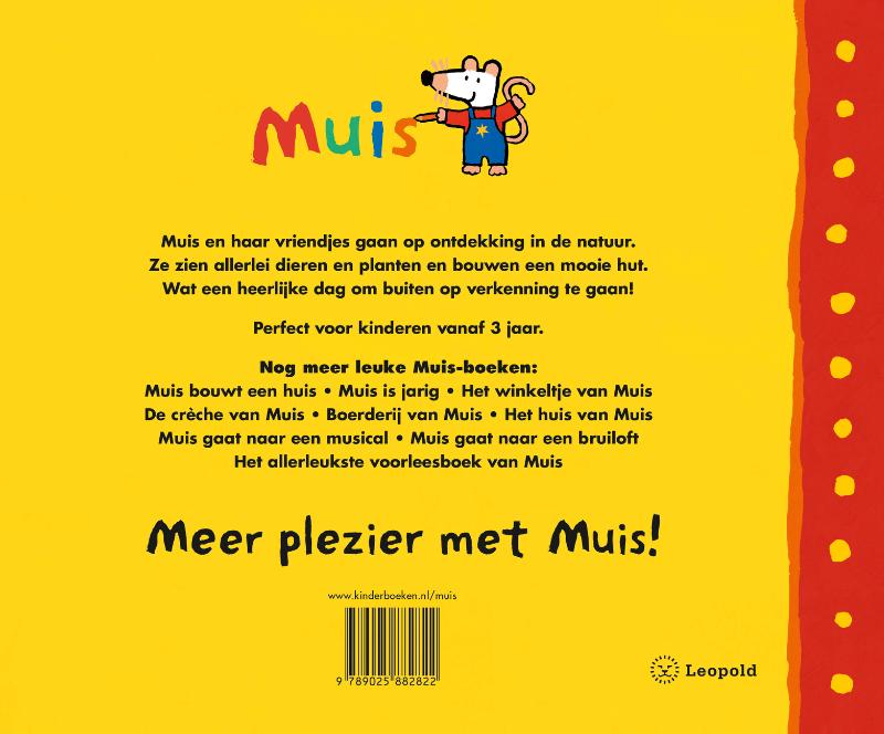 Achterkant van Muis wandelt in de natuur
