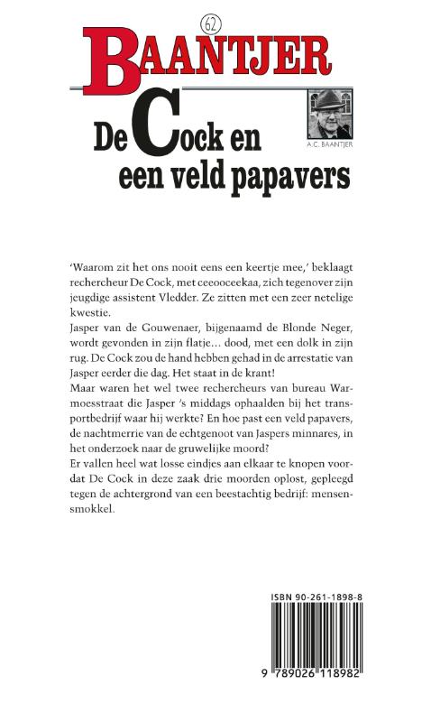 Achterkant van De Cock en een veld papavers