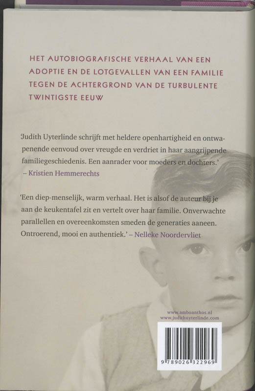 Achterkant van De vrouw die zegt dat ze mijn moeder is