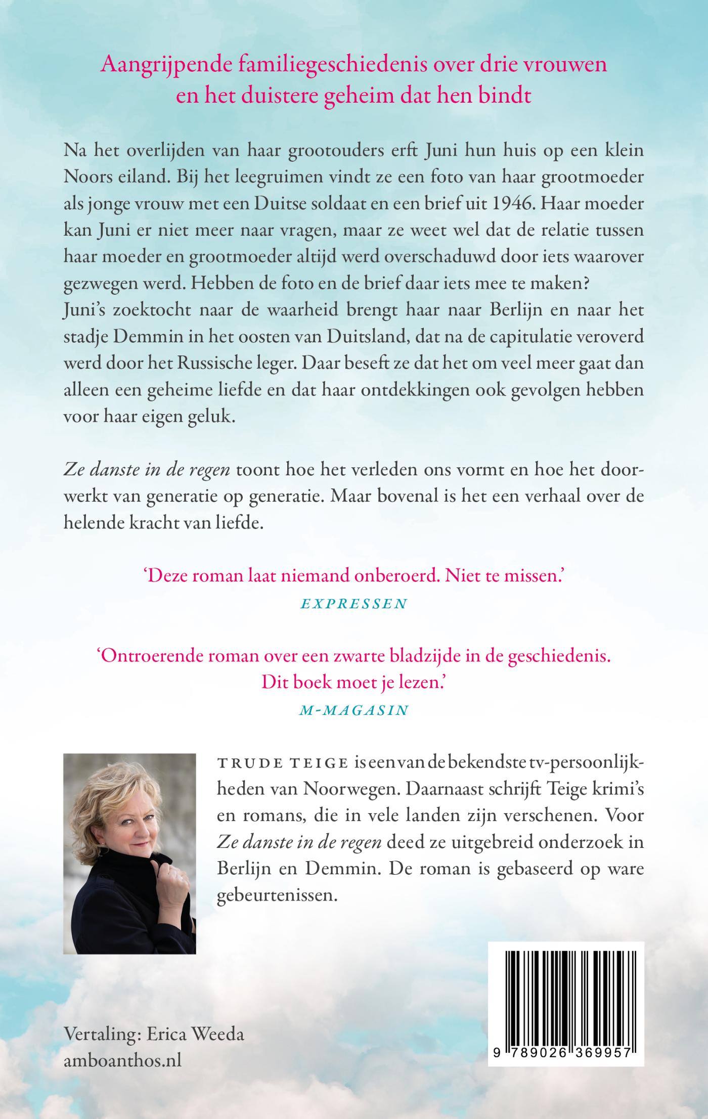 Achterkant van Ze danste in de regen