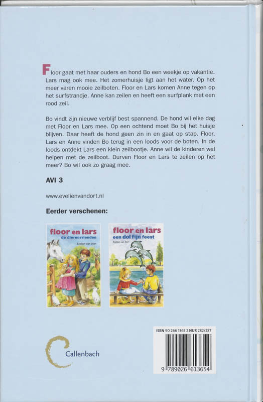 Achterkant van met Bo in de zeilboot