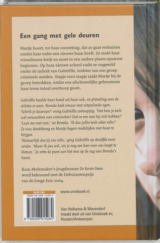 Achterkant van Een gang met gele deuren