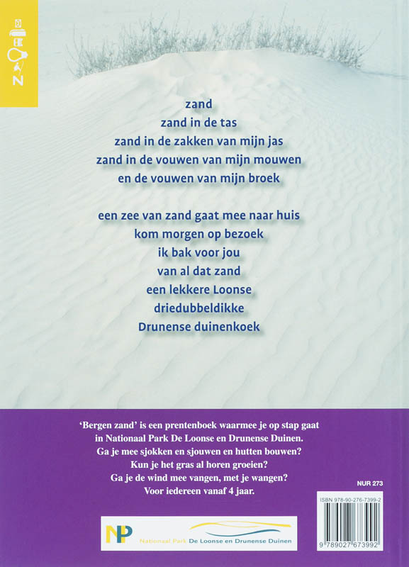 Achterkant van Bergen zand met hoedjes op