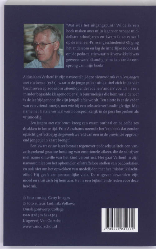 Achterkant van Een jongen met vier benen
