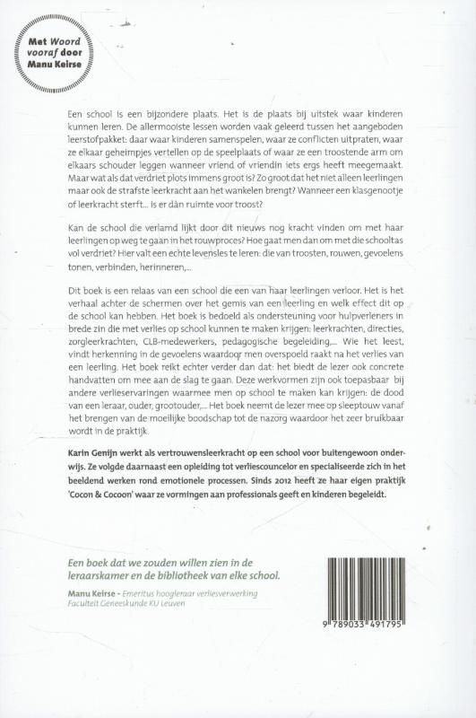 Achterkant van Schooltas vol verdriet