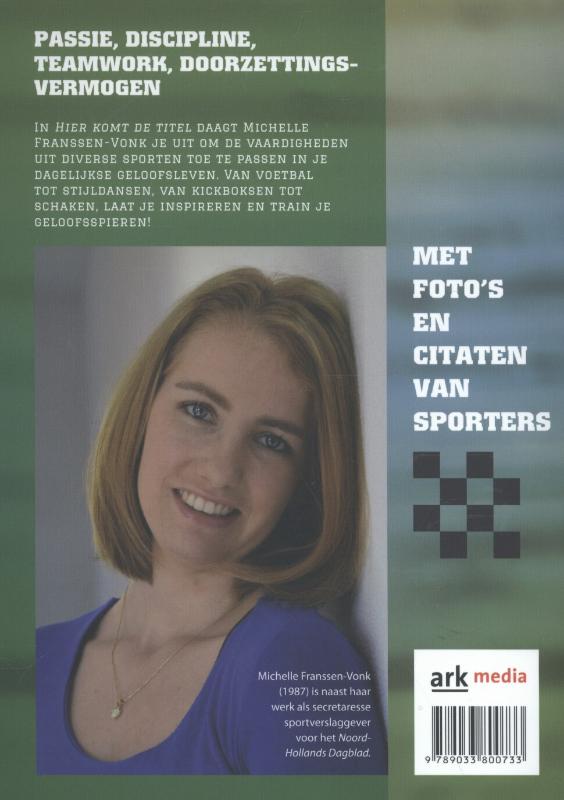 Achterkant van Hier komt de titel