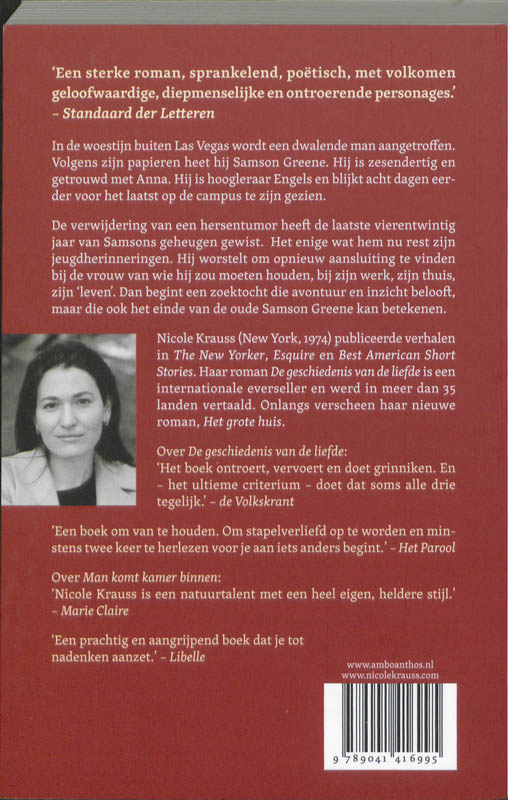 Achterkant van Man komt kamer binnen