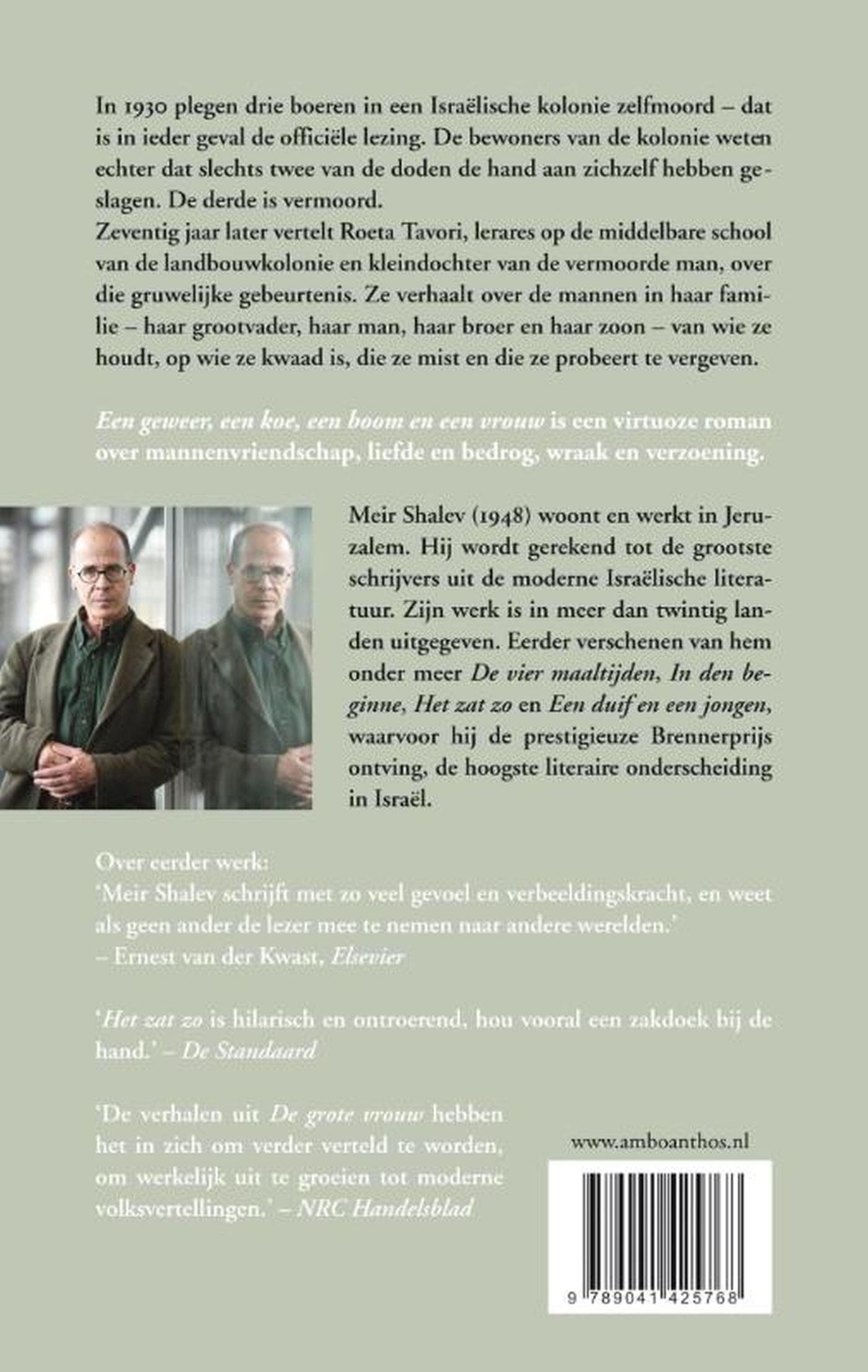 Achterkant van Een geweer, een koe, een boom en een vrouw